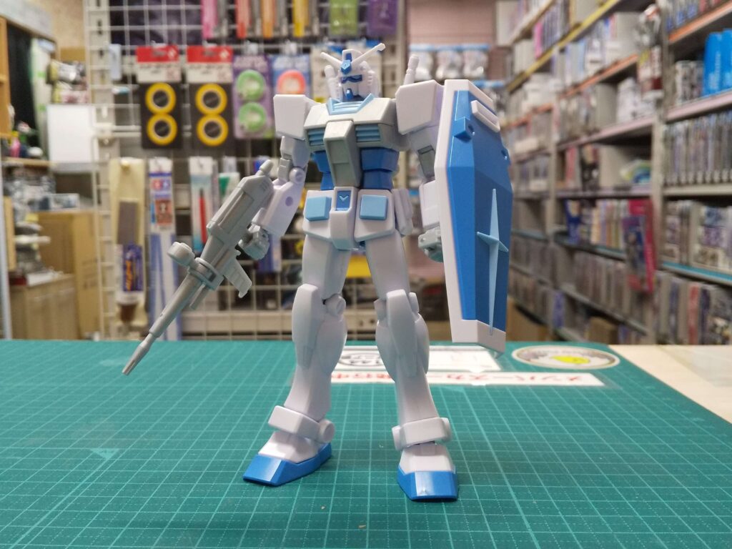 EG 1/144 RX-78-2 ガンダム（スノーイメージカラー） ガンプラ入りラウンドBOX 正面