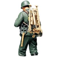 タミヤ 1/16 ドイツ機関銃チーム装填手（三脚架搬送） 36311 4950344363117